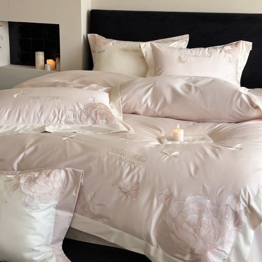 Luxuriöses Satin-Bettwäsche-Set mit zarten Rosen- und Schmetterlingsstickereien