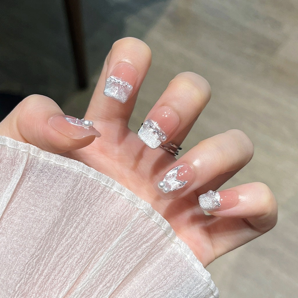 Elegante mit Kristallen verzierte Nagelverlängerungen Brehn