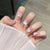 Elegante mit Kristallen verzierte Nagelverlängerungen Brehn