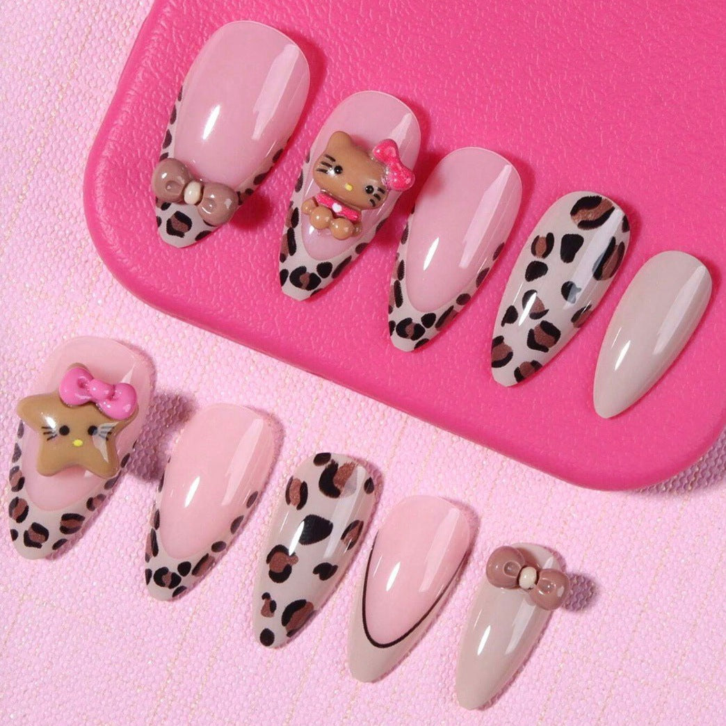 Kunstnagelset mit verspielten Tiermotiven und Glitzerakzenten Brehn