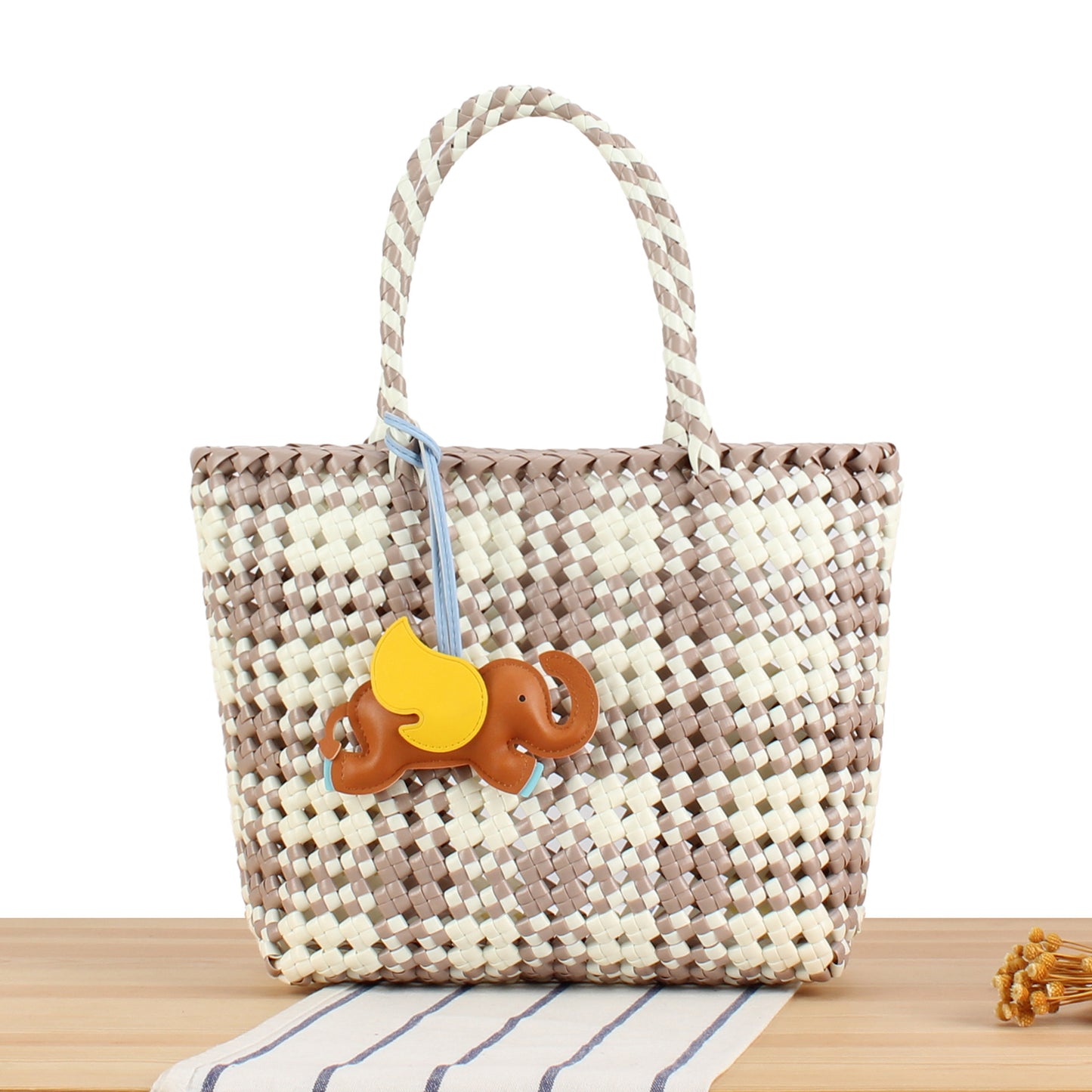 Kreative Basttasche mit Verspieltem Elefantenschmuck Brehn