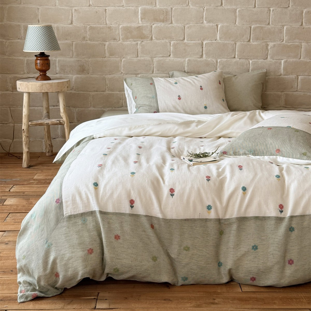 Florales Patchwork Baumwoll-Leinen Bettdeckenbezug Set mit gesticktem Zweigmotiv