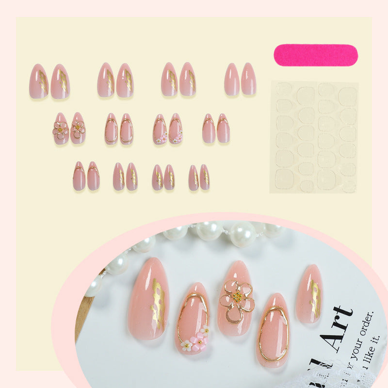 Dekoratives Press-On Nagelkunstset mit eleganten floralen und goldenen Akzenten Brehn