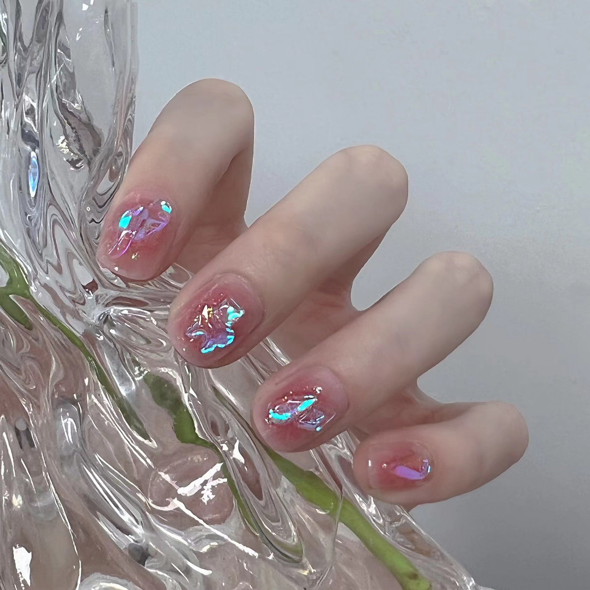 Glänzende Nagelkunst mit holografischen Akzenten Brehn