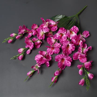 Lebensechte dekorative Blumenstrauß