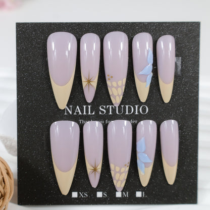 Kunstnagelset mit elegantem blumigen Design und goldenen Akzenten Brehn