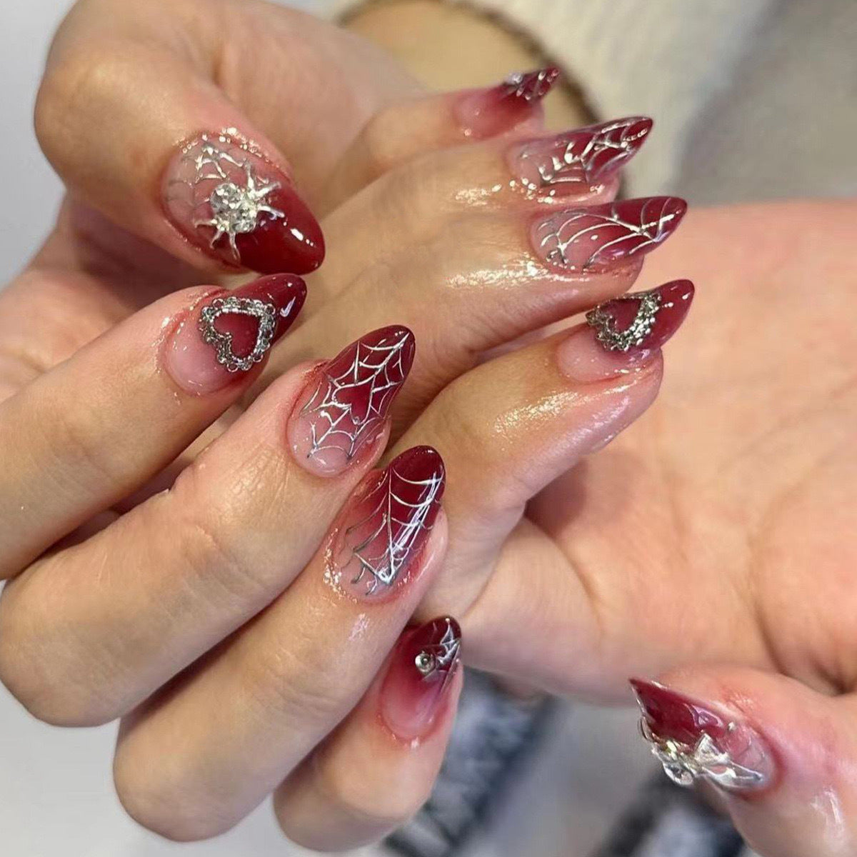 Kunstnagelset mit filigranen Spinnennetz-Design und Glitzer-Akzenten Brehn