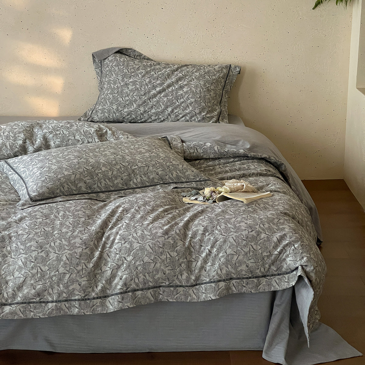 Bettbezug-Set aus Leinenoptik mit zartem Zweigprint, feiner Paspel und Überwurf