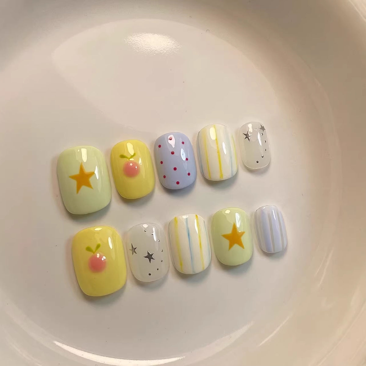 Künstlerisches Nagelset mit verspielten Designs