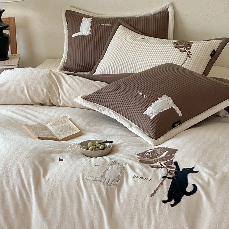 Bestickte Baumwollsatin Bettwäsche Set mit gesteppten Kissenbezügen und verspielter Katzen- & Rosenapplikation