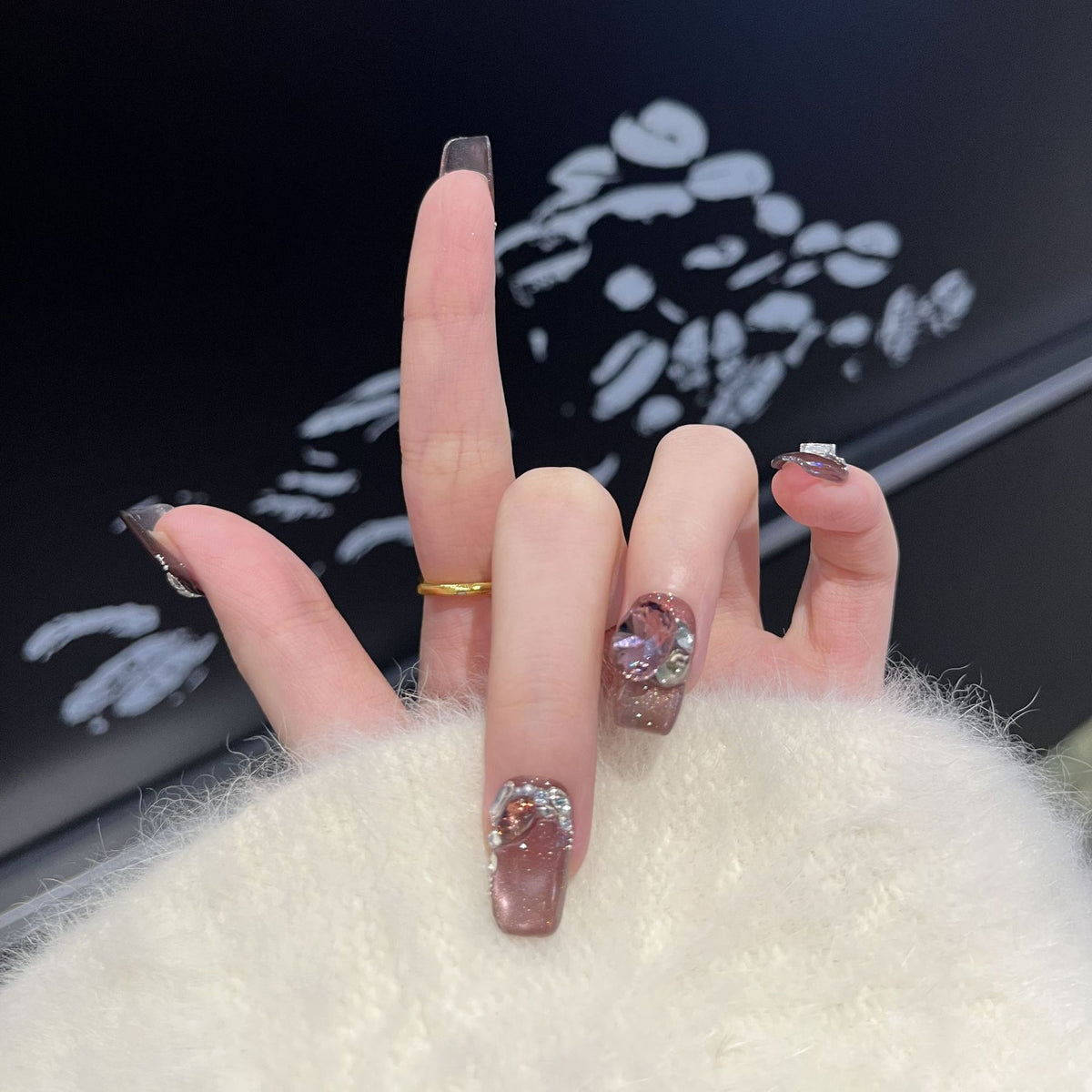 Dekoratives Press-On-Nageldesign mit Edelsteinakzenten Brehn