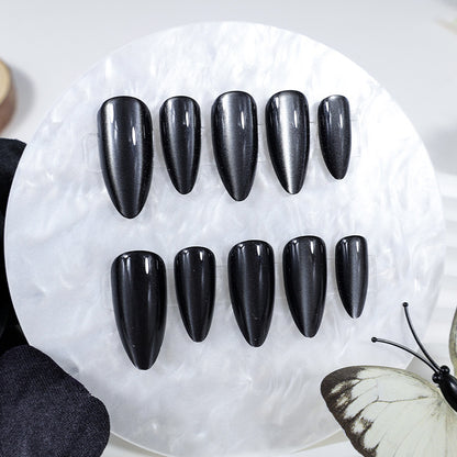 Kunstnagelset mit eleganten spitzen Formen und hochglänzendem Finish Brehn