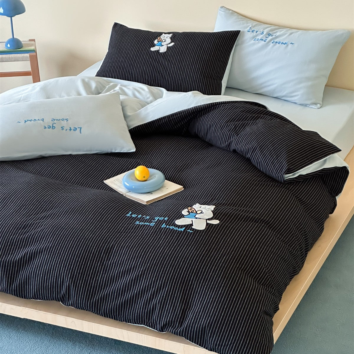Umkehrbare gestreifte Baumwoll-Bettbezug-Set mit gesticktem Bärenapplikation und Kissenbezügen