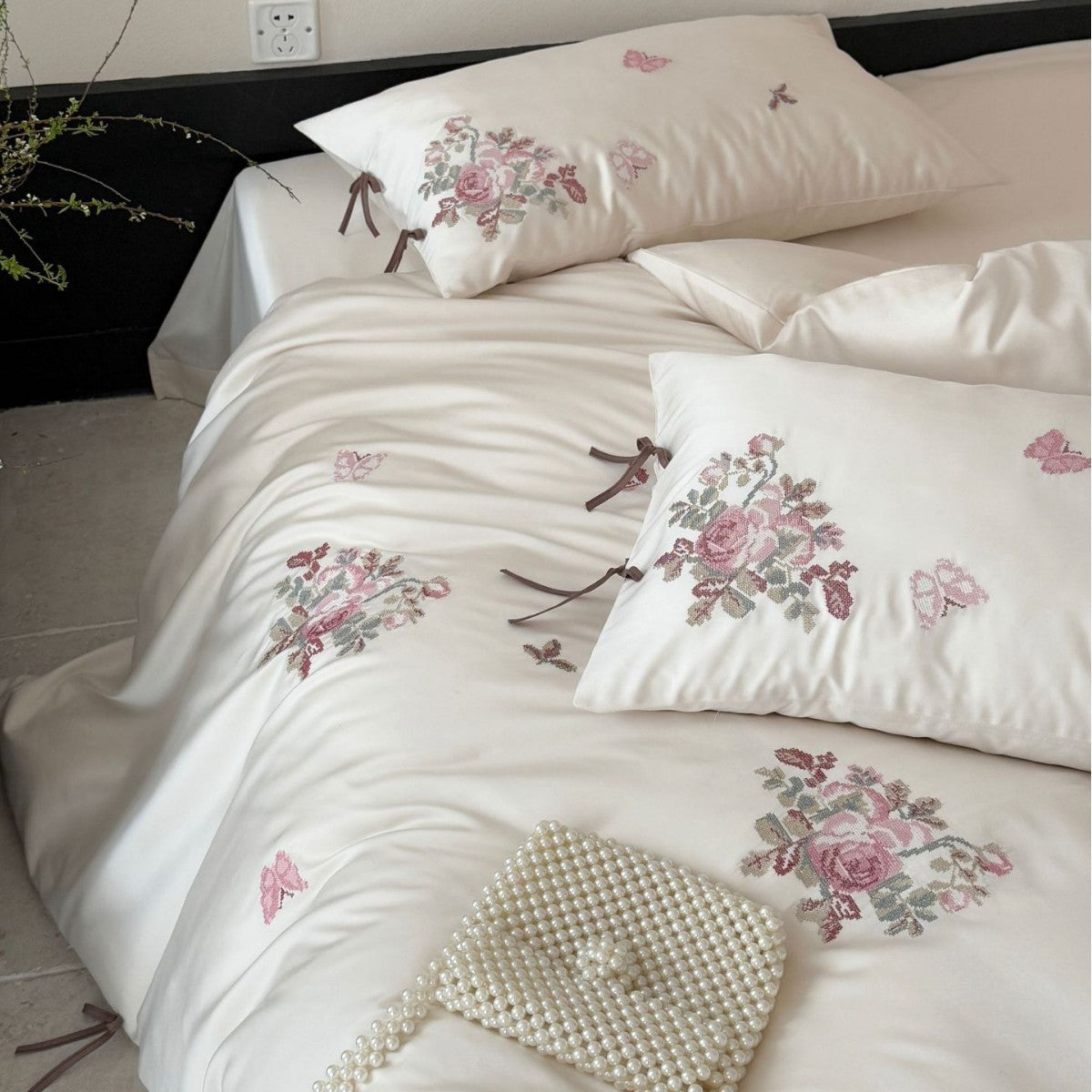 Feinsatin-Bettwäsche-Set mit floraler Stickerei, Bindebändern und feiner Steppstruktur Brehn