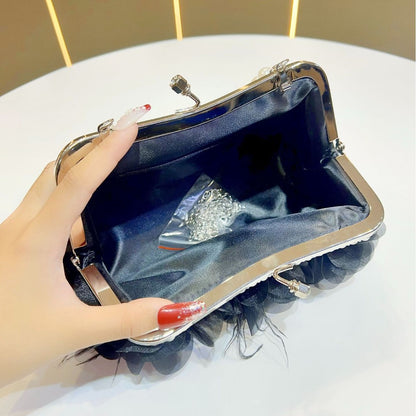 Blumig akzentuierte Abendtasche
