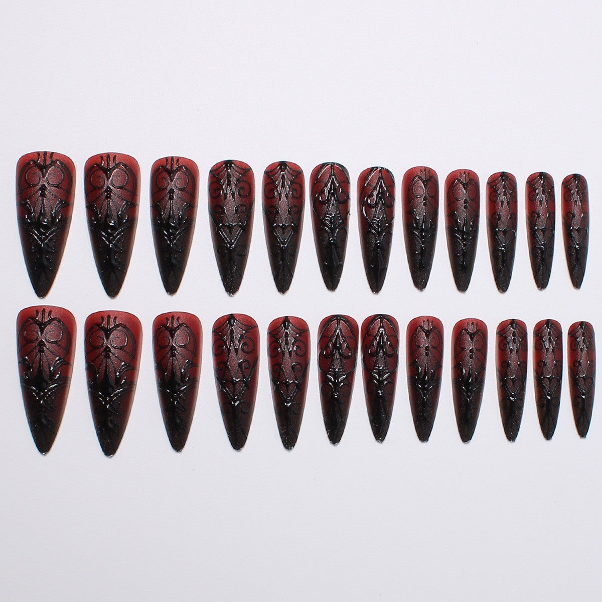 Künstliche Nagelspitzen mit Gothic-Design und filigranen Mustern Brehn