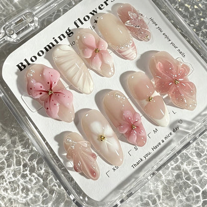 Kunstnagelset mit floralen Verzierungen und 3D-Akzenten Brehn