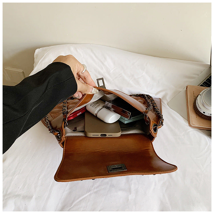 Gepolsterte Handtasche mit Kettenakzenten