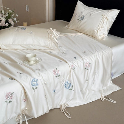 Besticktes Satin-Bettüberwurf-Set mit Bindebändern und seidig-glänzender Oberfläche