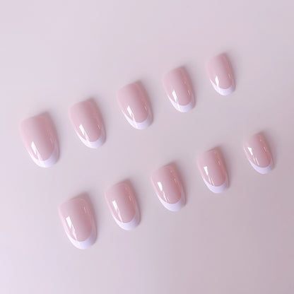 Hochwertiges Kunstnagelset mit Elegantem French Design Brehn