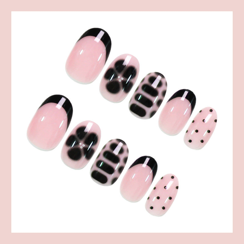 Kunstnagelset mit modernem grafischen Design und eleganten Akzenten Brehn