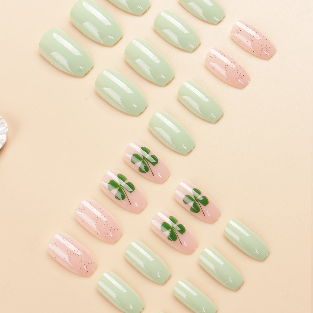 Dekoratives Press-On Nagelkunstset mit Kleeblatt-Design Brehn