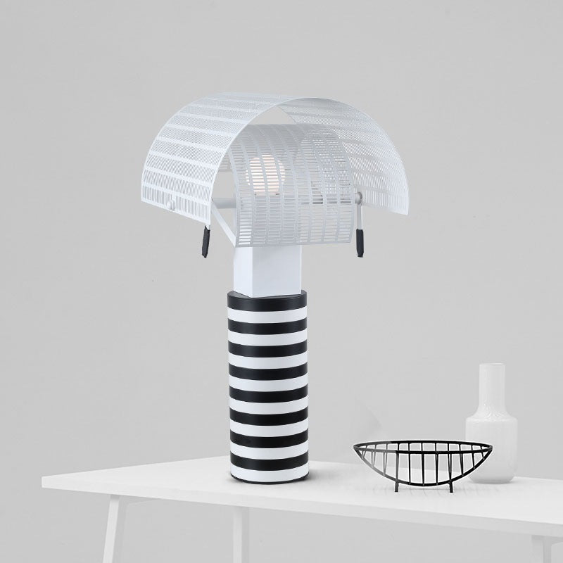 Moderne dekorative Tischlampe mit gestreiftem Fuß