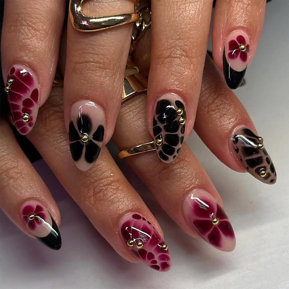 Kunstvolle Nagelkunst mit elegantem Schmuckdesign Brehn