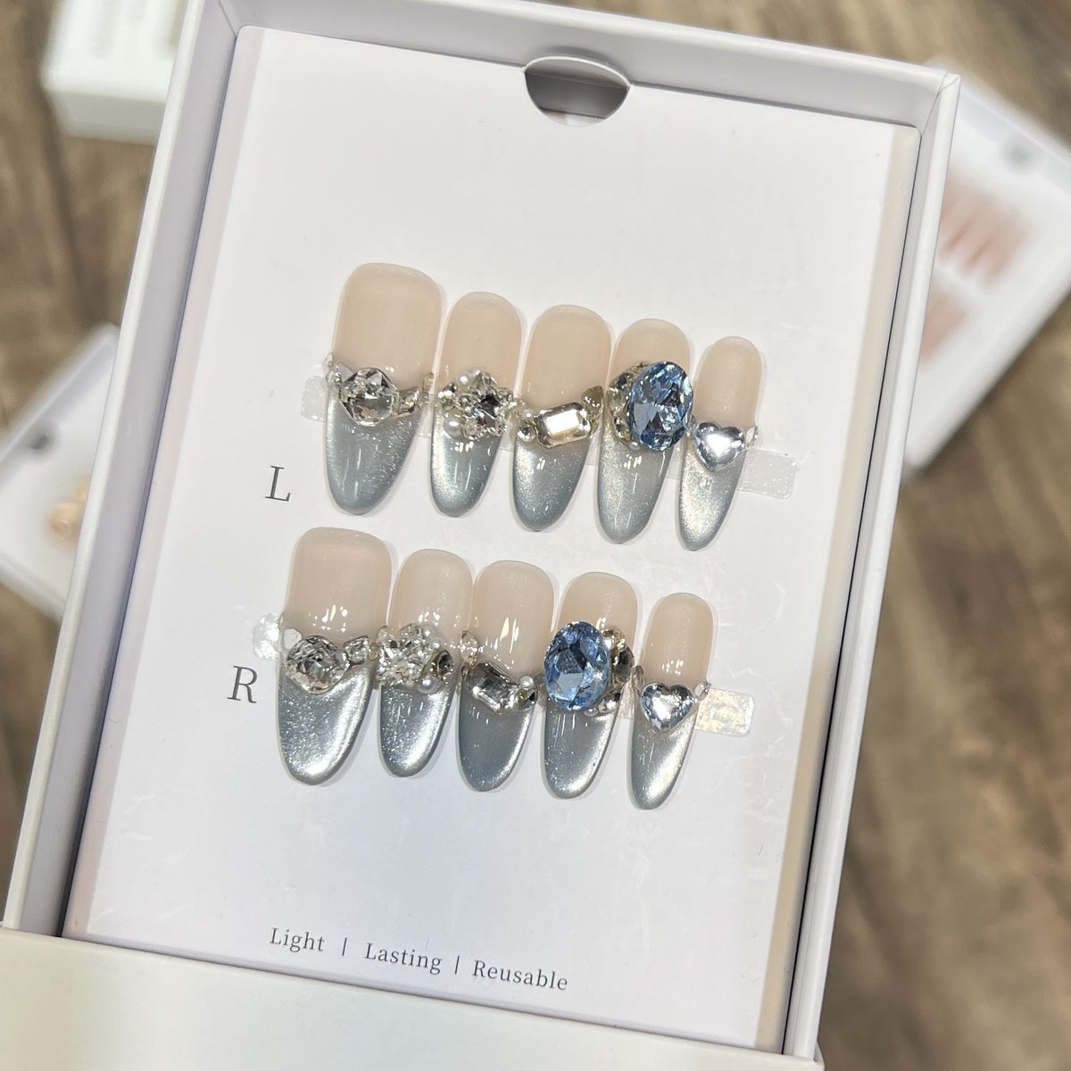 Dekorative Stiletto Press-On Nägel mit Kristallakzenten Brehn