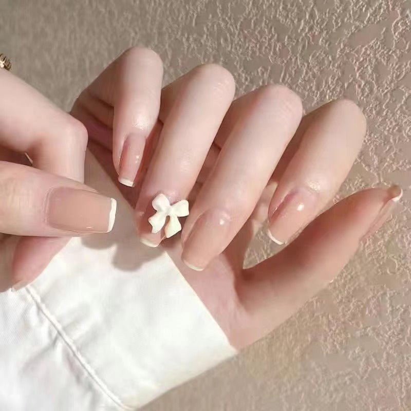 Elegante Kunstnägel mit floralen Akzenten Brehn