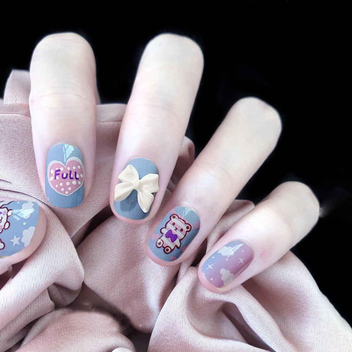 Kunstvolle Nagelkunst mit Schleifen- und Herzdesign Brehn