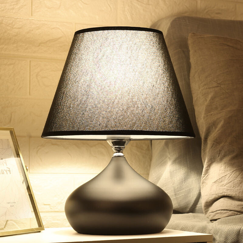 Zeitgenössische Tischlampe mit strukturiertem Schirm