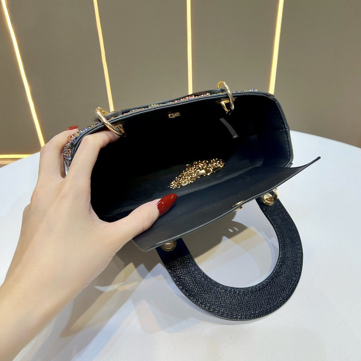 Aufwendige mit Kristallen verzierte Handtasche
