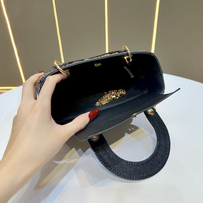 Aufwendige mit Kristallen verzierte Handtasche