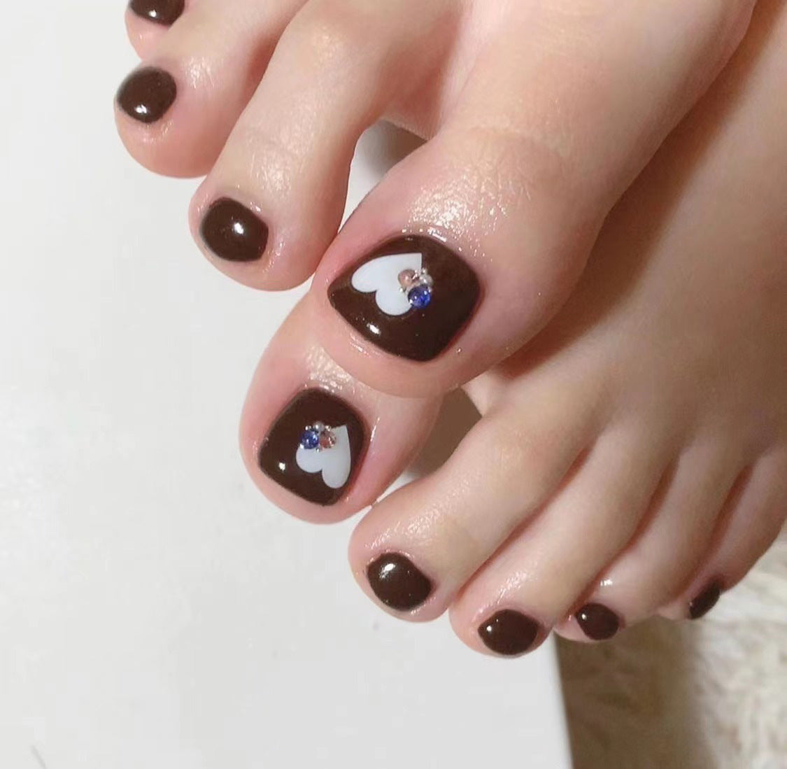 Kunstvolle Fußnagelkunst mit Glitzer- und geometrischen Akzenten Brehn