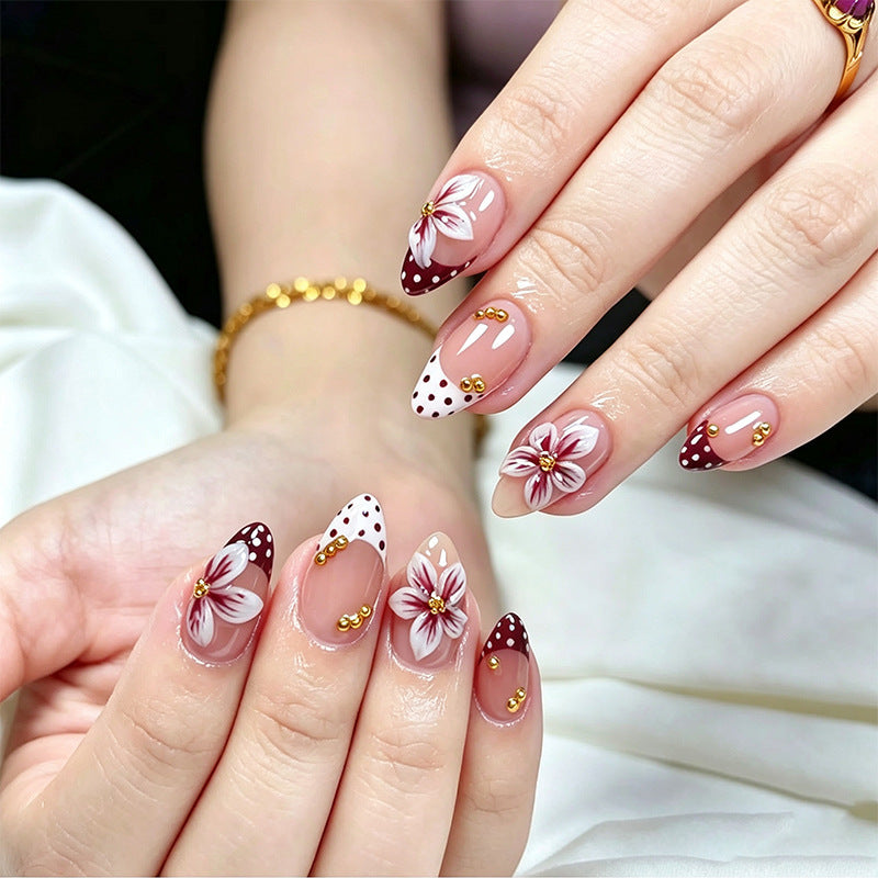 Kunstvolle Nagelspitzen mit Blumendekor Brehn