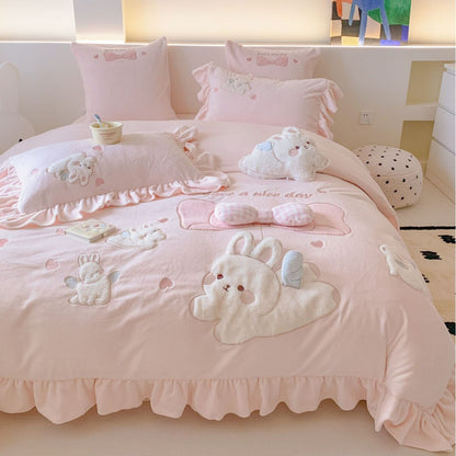 verspieltes Bettwäsche-Set mit Volants und Plüschapplikationen