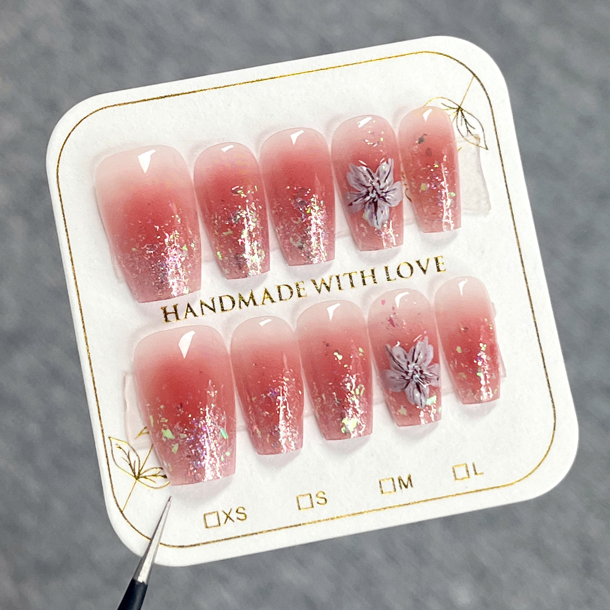 Künstliche Nagelverlängerungen mit floralem Design und Glitzerakzenten Brehn
