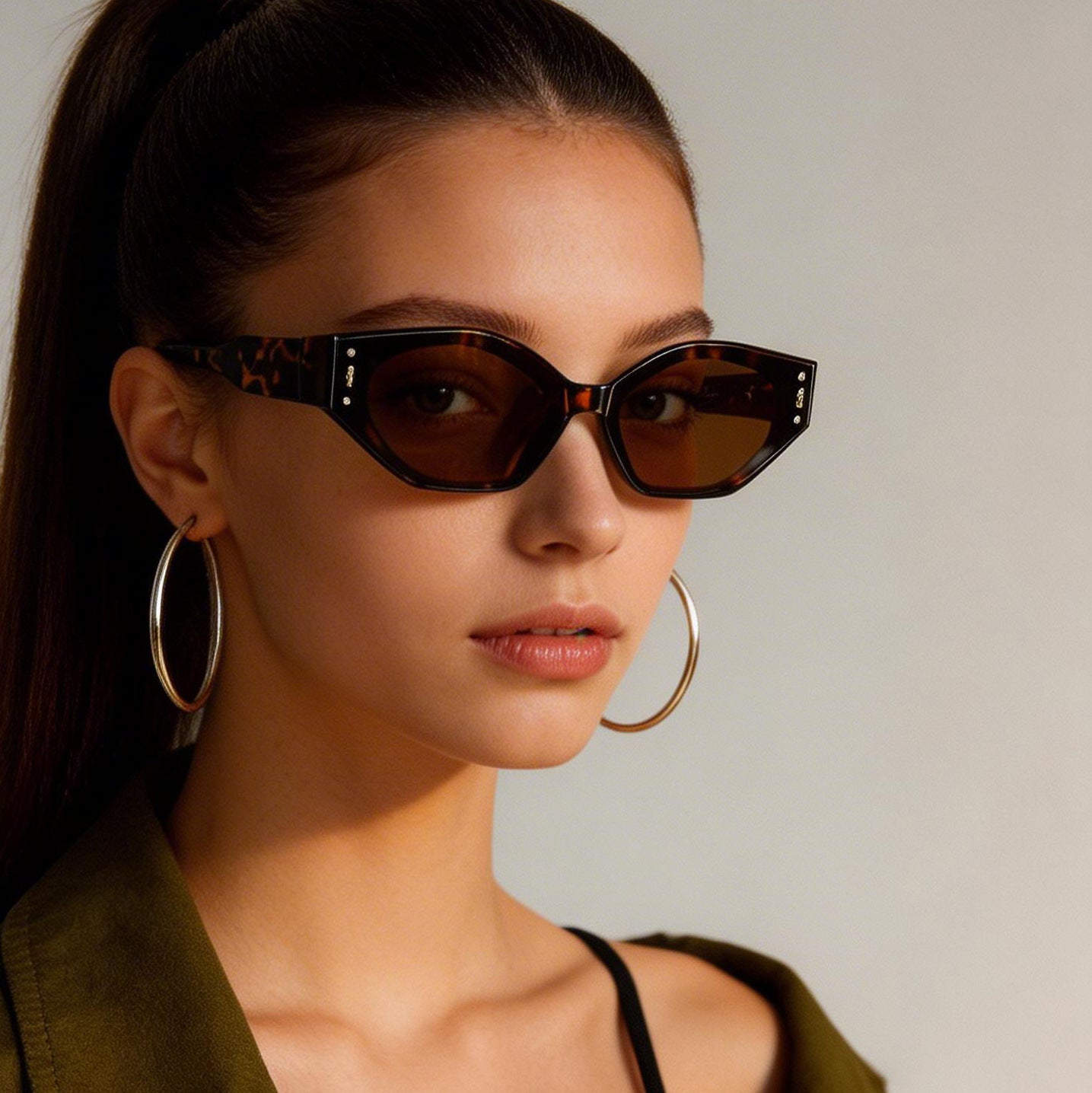 Damen geometrische Sonnenbrille im futuristischen Design Brehn
