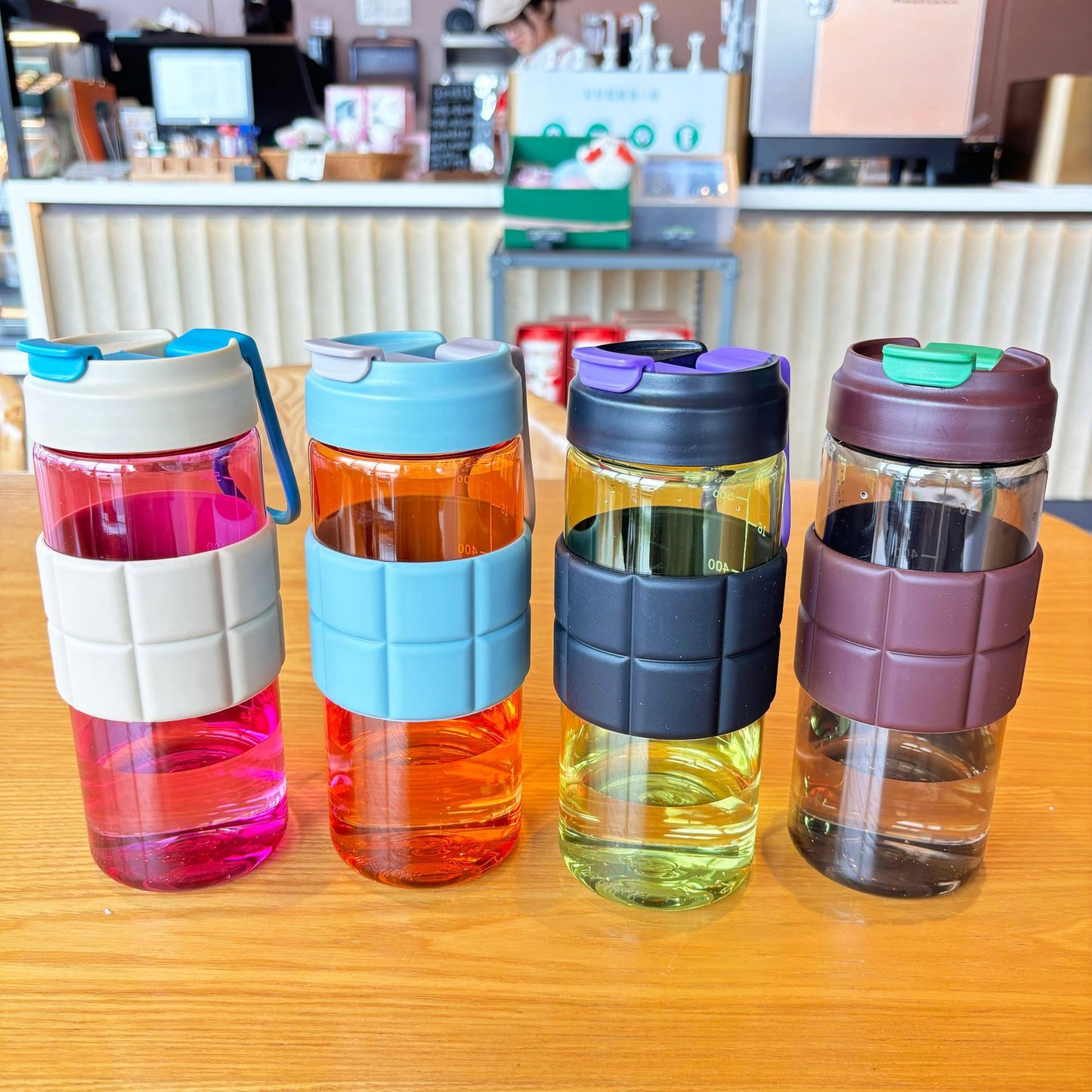Damen transparente Trinkflasche mit rutschfester Silikonummantelung Brehn