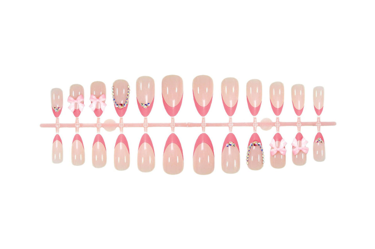 Kunstnagelset mit verspielten Blumendekoren und eleganten Glitzerakzenten Brehn