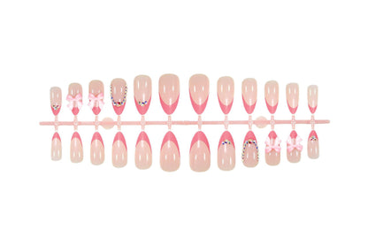 Kunstnagelset mit verspielten Blumendekoren und eleganten Glitzerakzenten Brehn