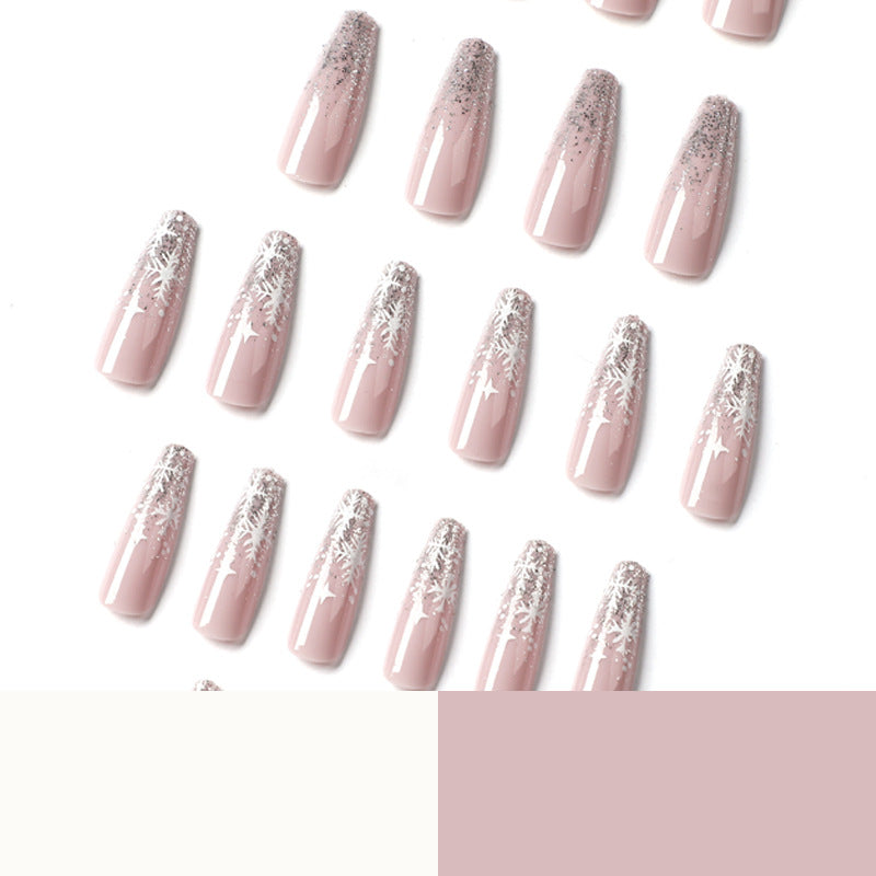 Kunstvolle Nagelkunst im Winterdesign mit Glitzer und Schneeflocken Brehn