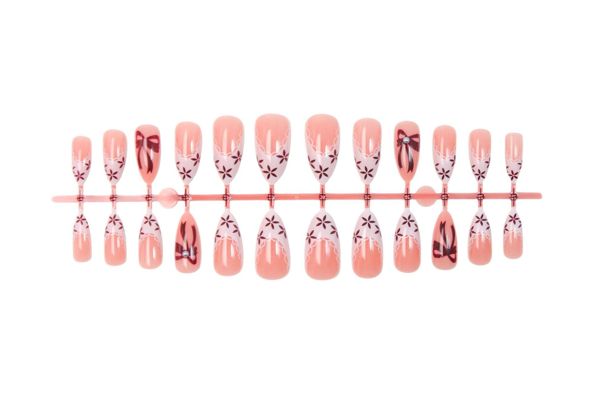Kunstnagelset mit eleganten Schleifen- und Blumendetails Brehn