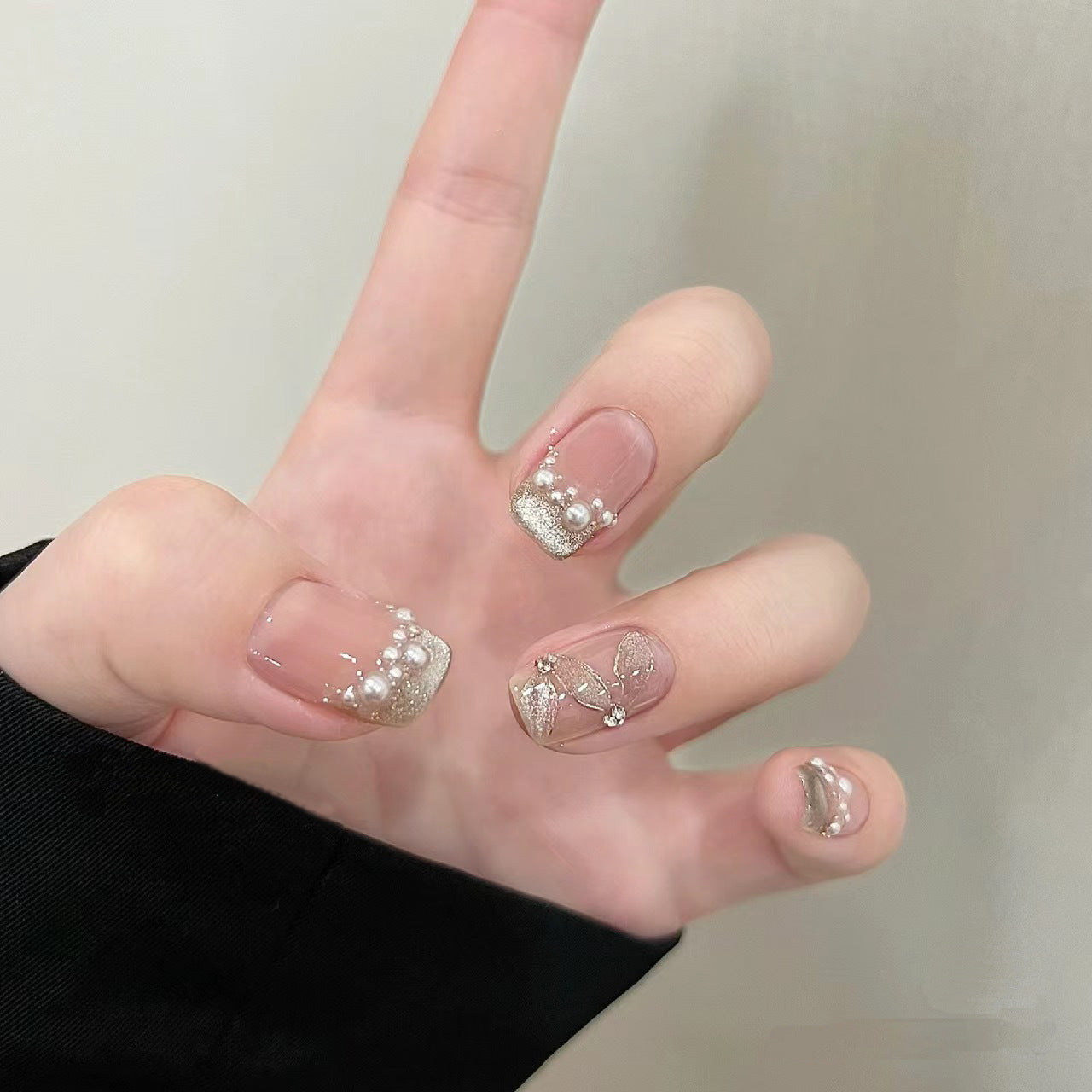 Elegante Kunstnägel mit Perlenschmuck und Glitzereffekten Brehn