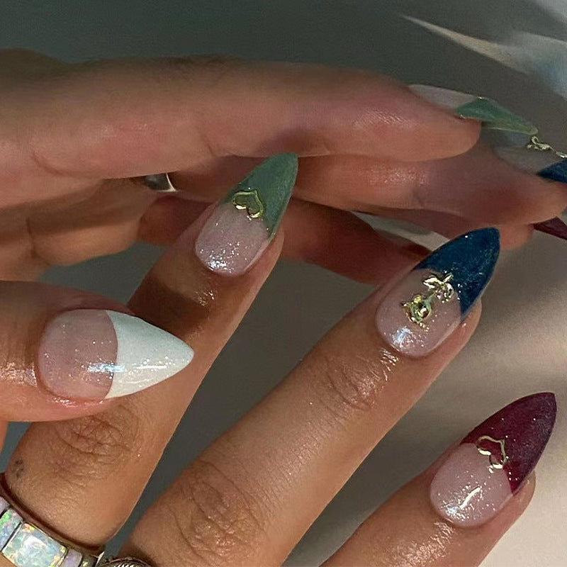 Kunstvolle Nagelspitzen mit Glamourösen Akzenten Brehn