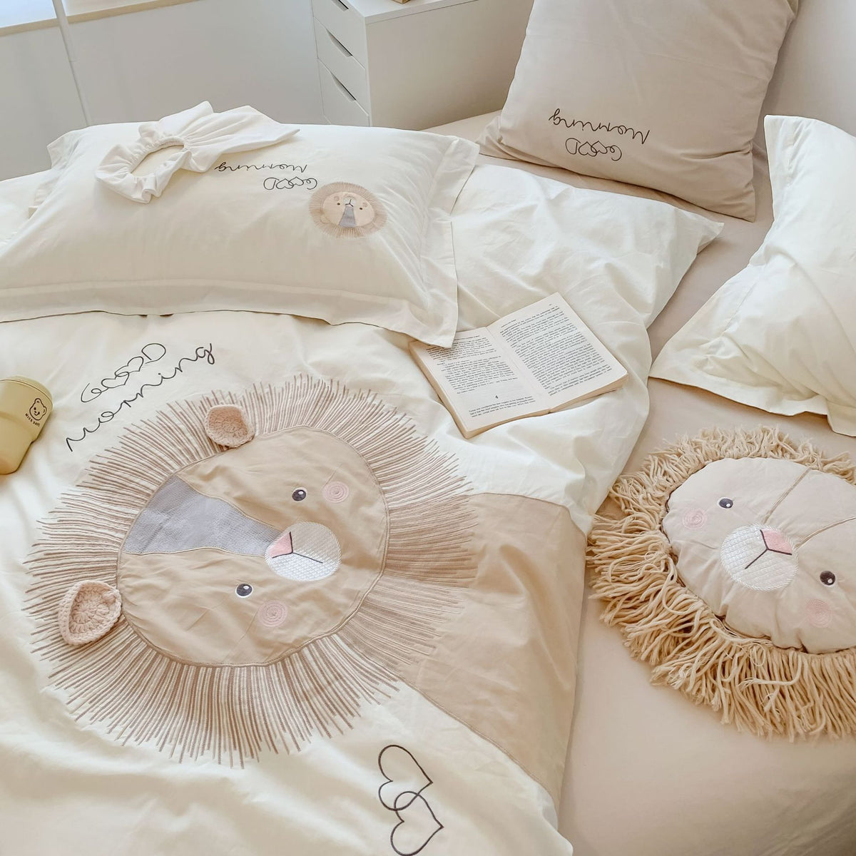Kuscheliges Kinderbettwäsche-Set mit verspielter Löwenapplikation aus Baumwolle