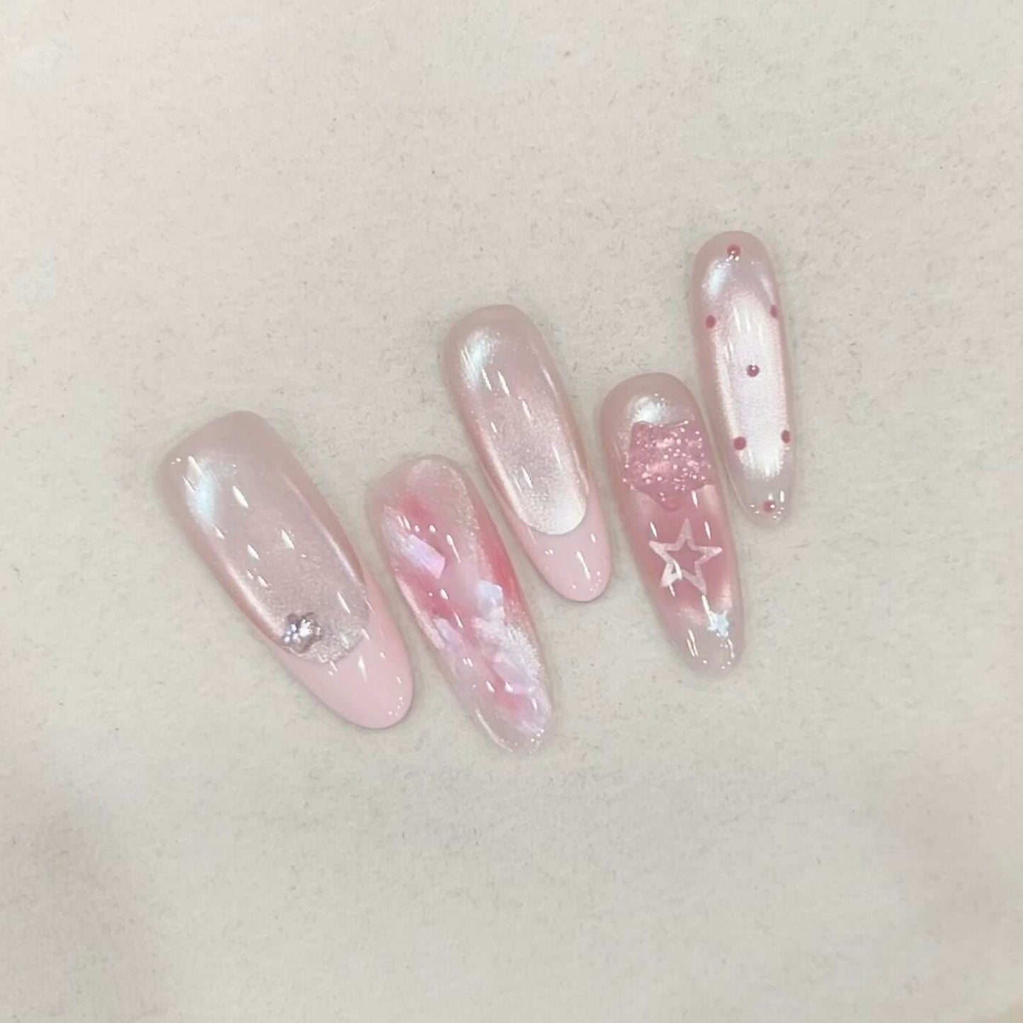 Kunstnägel mit Zartem Glitzer und Sternenmotiven Brehn