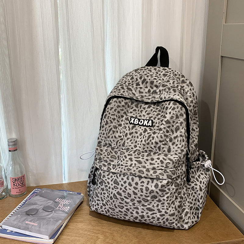 Niedlicher dekorativer trendiger Schulrucksack