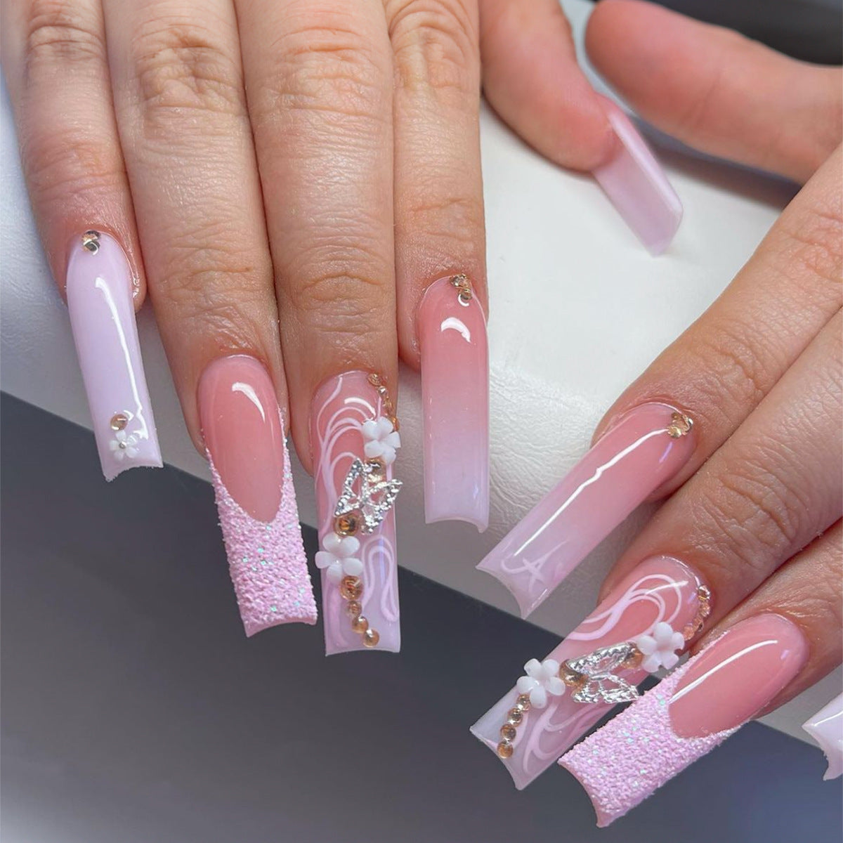 Blumen- und Glitzer-Stiletto-Press-On-Nägel Brehn